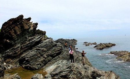 Những bờ biển có bãi đá đẹp ở Việt Nam bạn nên đến 1 lần trong đời