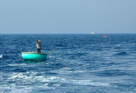 Thuyền thúng của ngư dân Lý Sơn vây bắt cá bên thềm biển đảo