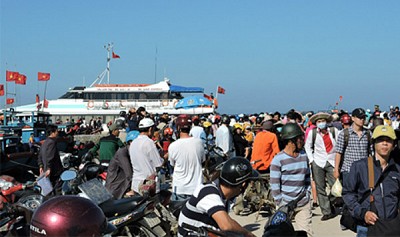 Du khách du lịch đảo Lý Sơn trong dịp lễ 30- 4 và 1- 5 Du khách du lịch đảo Lý Sơn trong dịp lễ 30- 4 và 1- 5