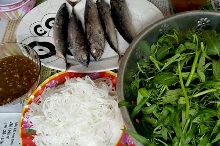 Cá ngừ cuốn rau muống món ăn hút khách trên Đảo Lý Sơn
