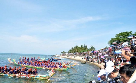 Lễ hội đua thuyền đầu năm trên Đảo Lý Sơn