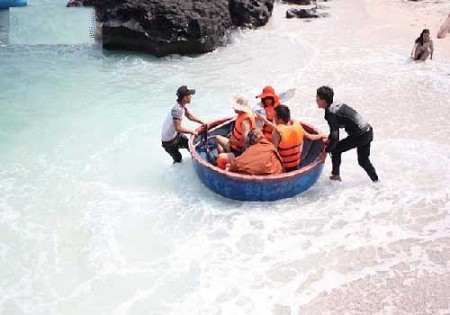 Lý Sơn đưa du khách lặn ngắm san hô bằng thuyền thúng ở đảo Bé