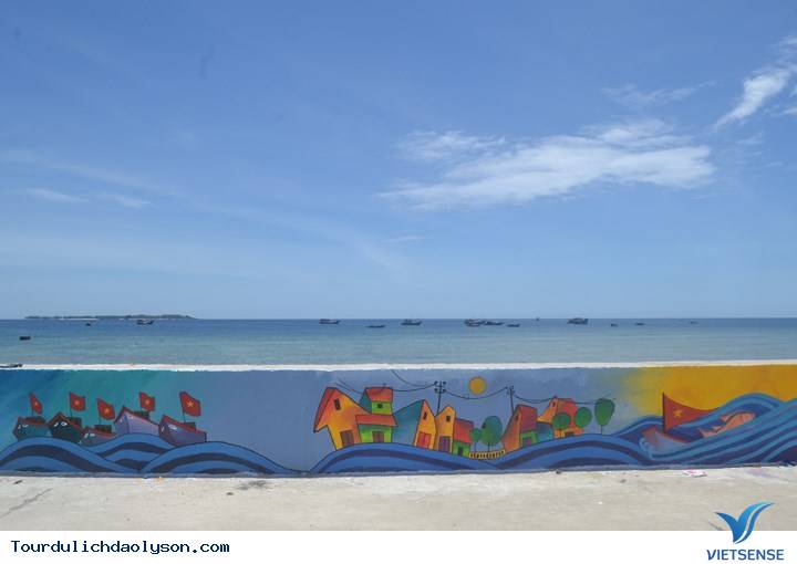 Ngỡ Ngàng Vẻ Đẹp Con Đường Bích Họa Đầu Tiên Trên Đảo Lý Sơn - Ảnh 1