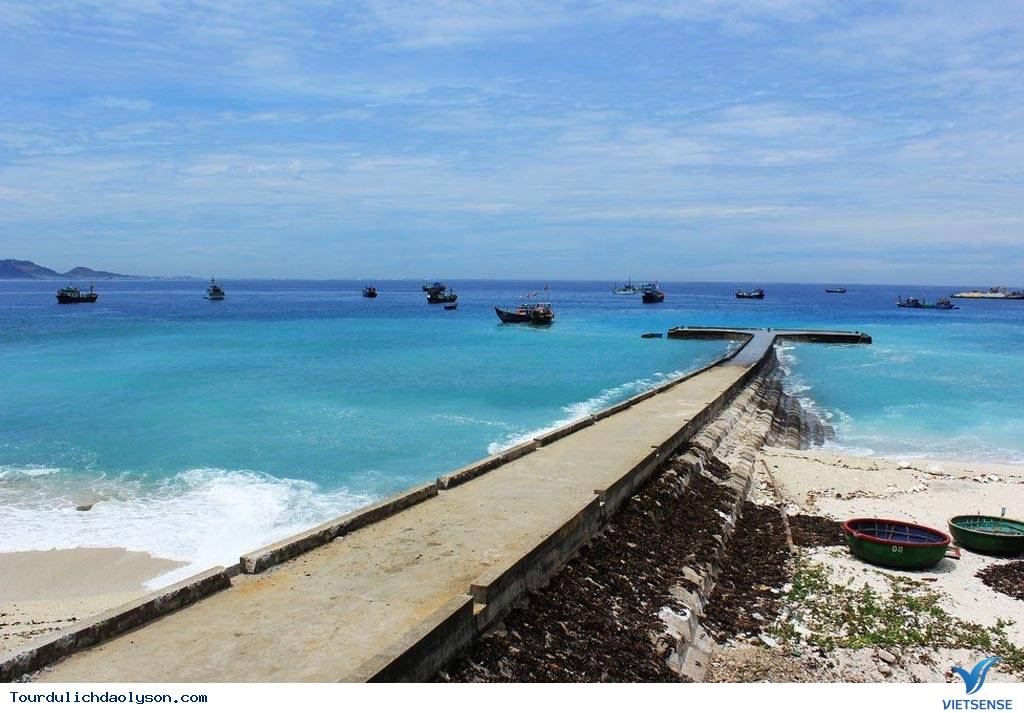 Bến thuyền thơ mộng với mây xanh đảo Lý Sơn - Ảnh 1