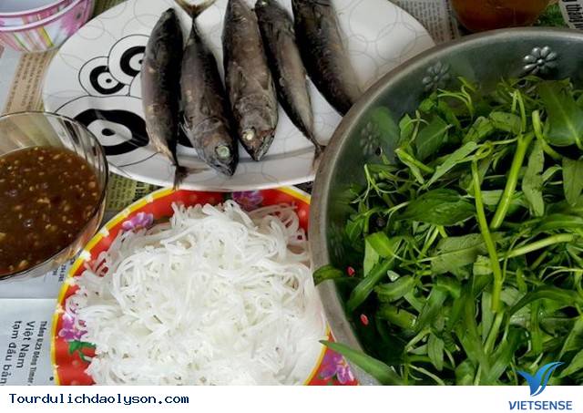 Cá ngừ cuốn rau muống món ăn hút khách trên Đảo Lý Sơn - Ảnh 1