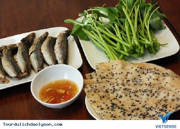 Cá ngừ cuốn rau muống món ăn hút khách trên Đảo Lý Sơn - Ảnh 2