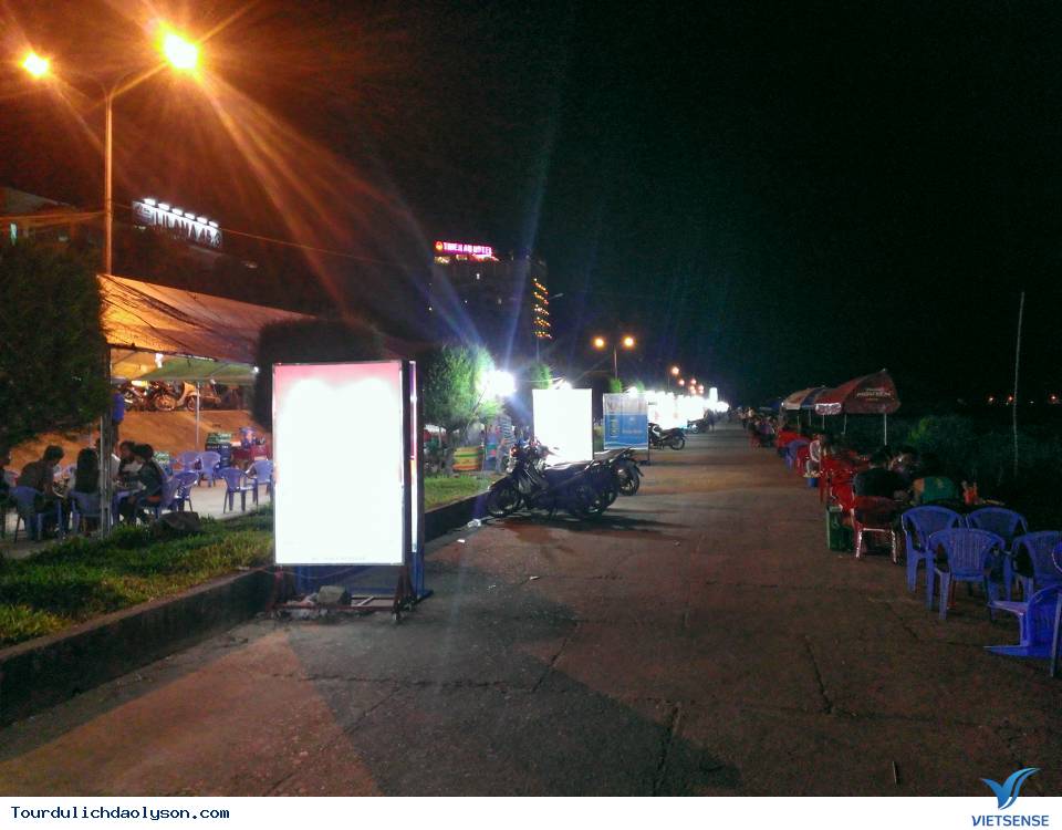 Chợ đêm sông Trà