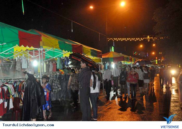 Chợ đêm sông Trà