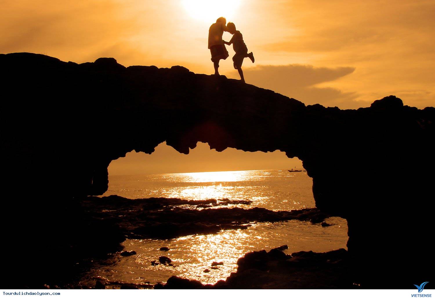 Đảo Lý Sơn hạn chế khách thăm quan trèo lên cổng tò vò - Ảnh 2