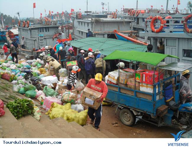 Đưa hàng Tết ra đảo Lý Sơn - Ảnh 1