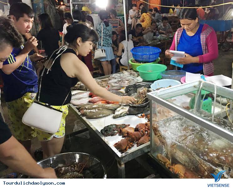 Đa dạng các loại hải sản tại chợ đêm Lý Sơn