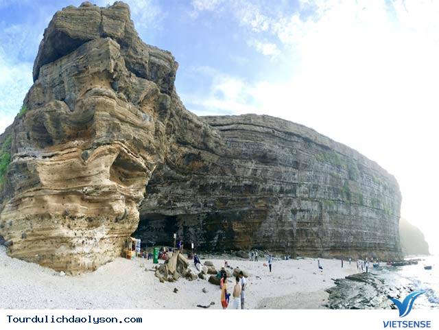 Hang Câu thắng cảnh hút khách thăm quan tại Lý Sơn - Ảnh 1