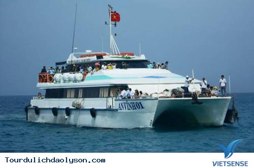 Hàng trăm hành khách đổ ra đảo Lý Sơn du xuân - Ảnh 1