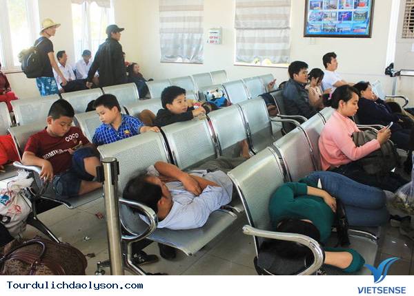 Hành khách chờ tàu ra đảo Lý Sơn du xuân - Ảnh 2 Hành khách chờ tàu ra đảo Lý Sơn du xuân - Ảnh 2