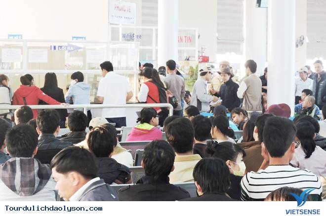 Hành khách chờ tàu ra đảo Lý Sơn du xuân - Ảnh 3 Hành khách chờ tàu ra đảo Lý Sơn du xuân - Ảnh 3