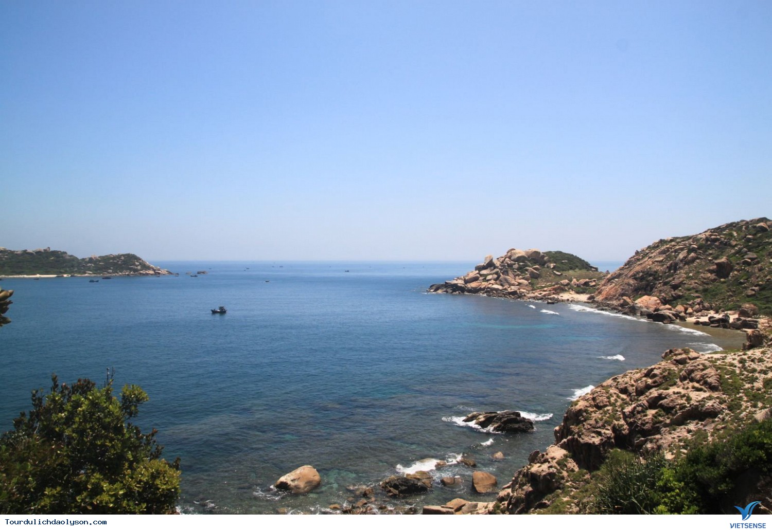 Hành trình khám phá kỳ bí thiên nhiên ở Quảng Ngãi - Ảnh 1 Hành trình khám phá kỳ bí thiên nhiên ở Quảng Ngãi - Ảnh 1