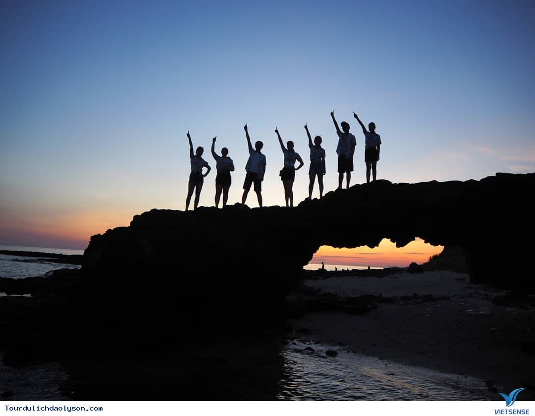Hoàng hôn ở Cổng Tò Vò, Lý Sơn