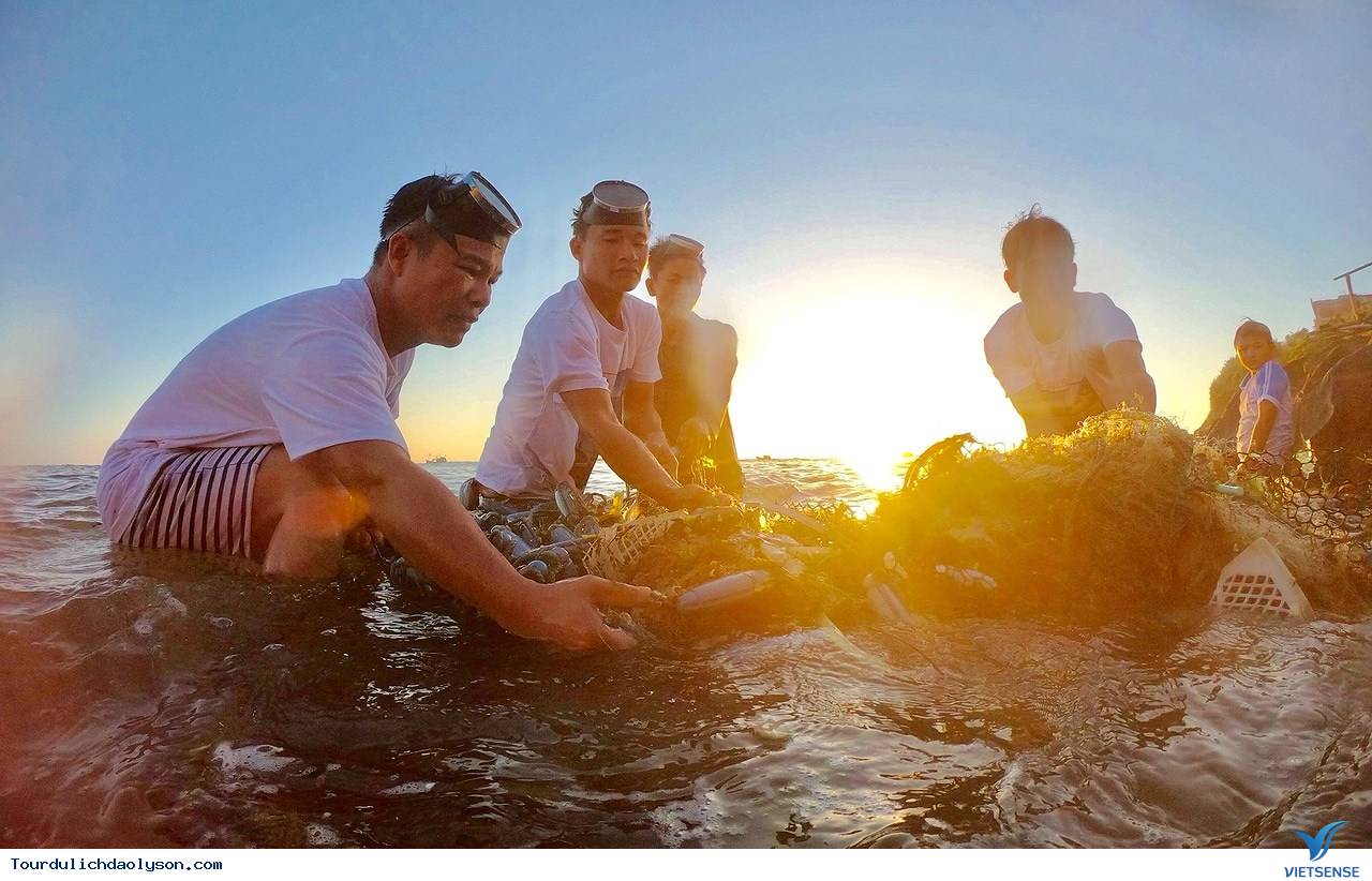 Hơn 500 “anh em” đến đảo Lý Sơn dọn rác - Ảnh 3 Hơn 500 “anh em” đến đảo Lý Sơn dọn rác - Ảnh 3