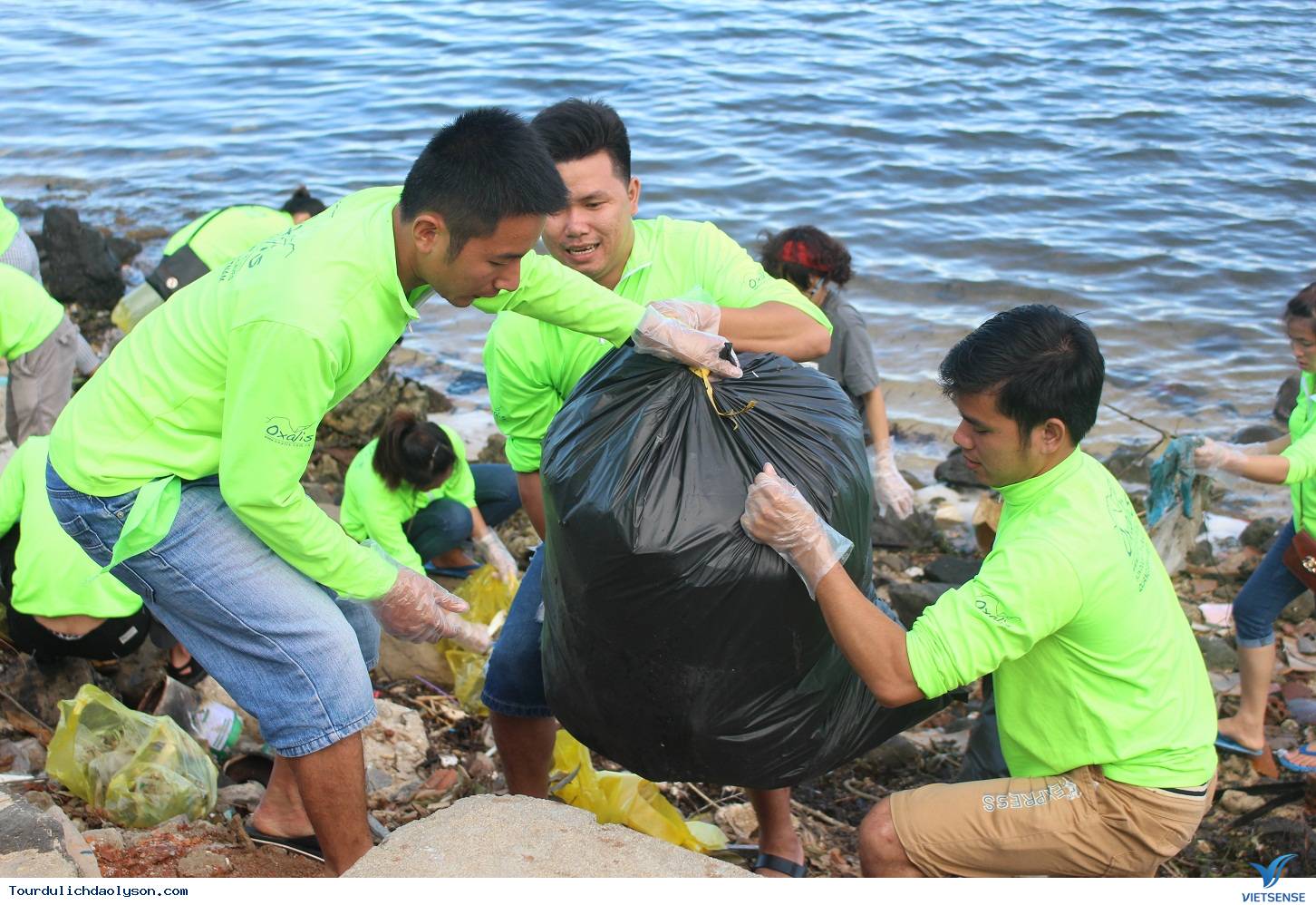 Hơn 500 “anh em” đến đảo Lý Sơn dọn rác - Ảnh 2 Hơn 500 “anh em” đến đảo Lý Sơn dọn rác - Ảnh 2