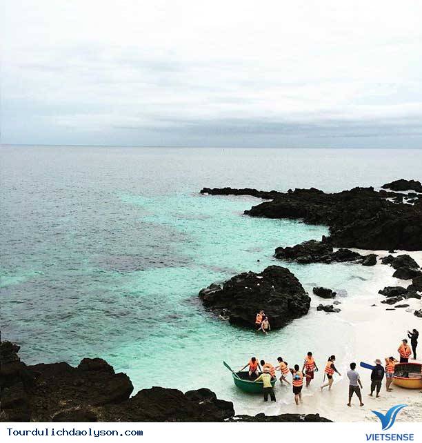 Lý Sơn đưa khách thăm quan lặn ngắm san hô bằng thuyền thúng ở đảo Bé - Ảnh 1