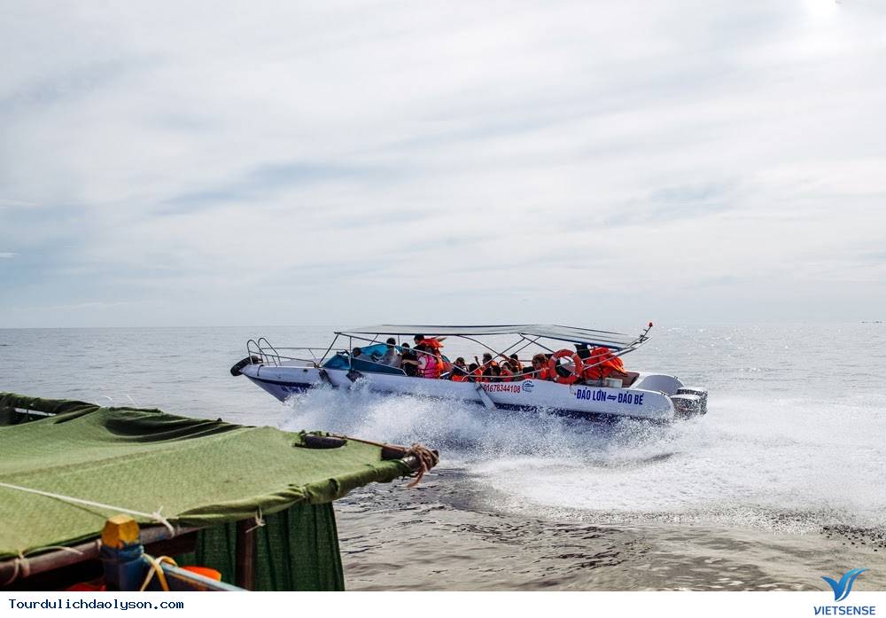 Những chiếc ca nô phục vụ khách thăm quan đảo Lý Sơn - Ảnh 1 Những chiếc ca nô phục vụ khách thăm quan đảo Lý Sơn - Ảnh 1