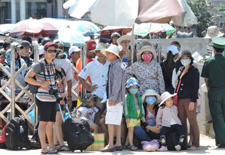 Sau dịp lễ hàng ngàn khách thăm quan chật vật rời đảo Lý Sơn - Ảnh 2