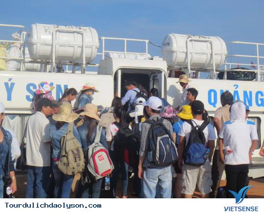 Sau dịp lễ hàng ngàn khách thăm quan chật vật rời đảo Lý Sơn - Ảnh 1