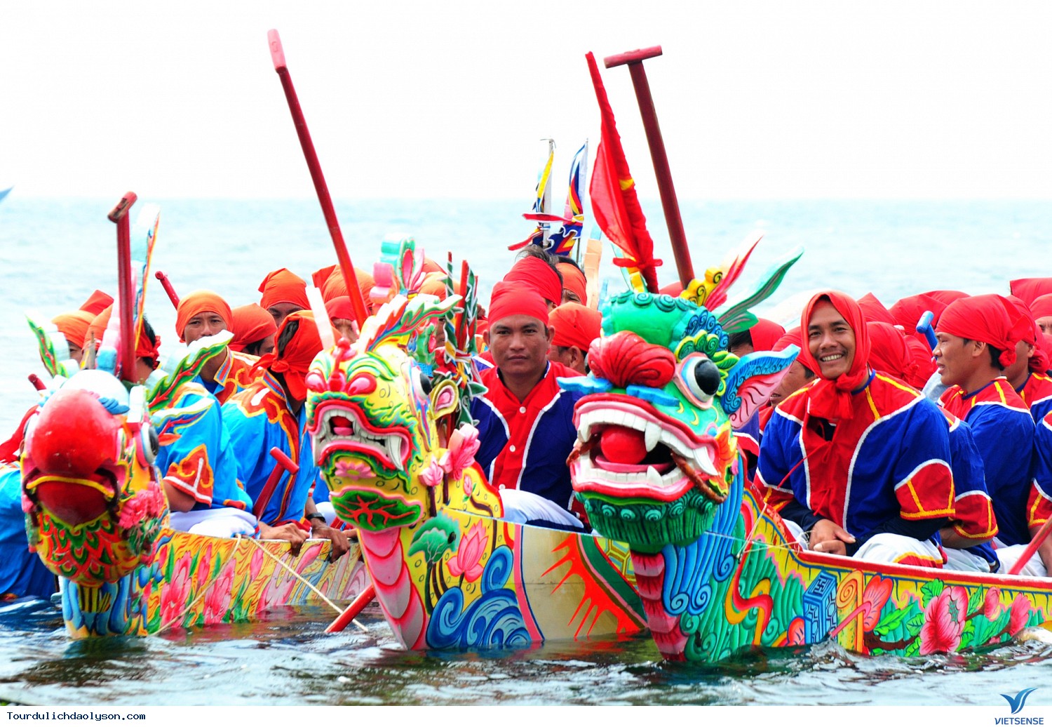 Lễ hội đua thuyền rồng trên đảo Cát Bà  Hải Phòng