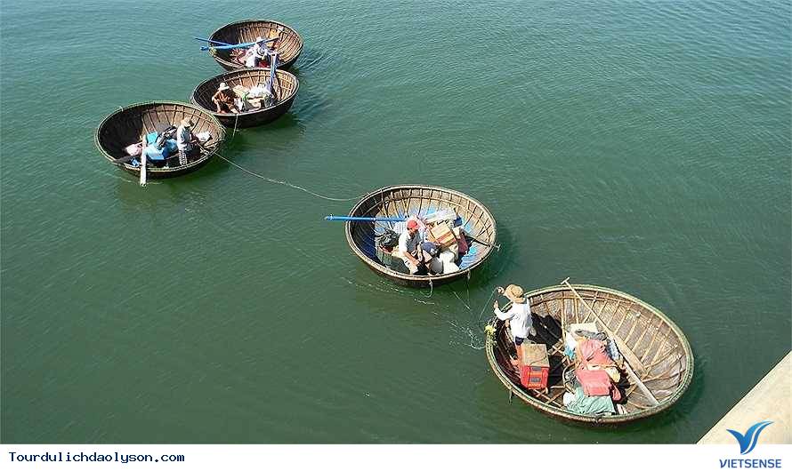 Thuyền thúng của ngư dân Lý Sơn vây bắt cá bên thềm biển đảo - Ảnh 1 Thuyền thúng của ngư dân Lý Sơn vây bắt cá bên thềm biển đảo - Ảnh 1