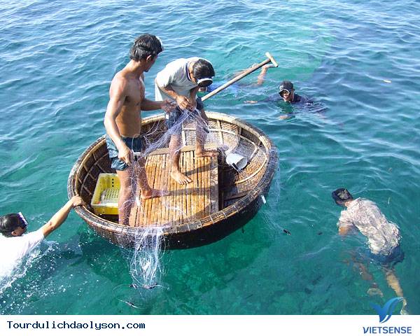 Thuyền thúng của ngư dân Lý Sơn vây bắt cá bên thềm biển đảo - Ảnh 2 Thuyền thúng của ngư dân Lý Sơn vây bắt cá bên thềm biển đảo - Ảnh 2