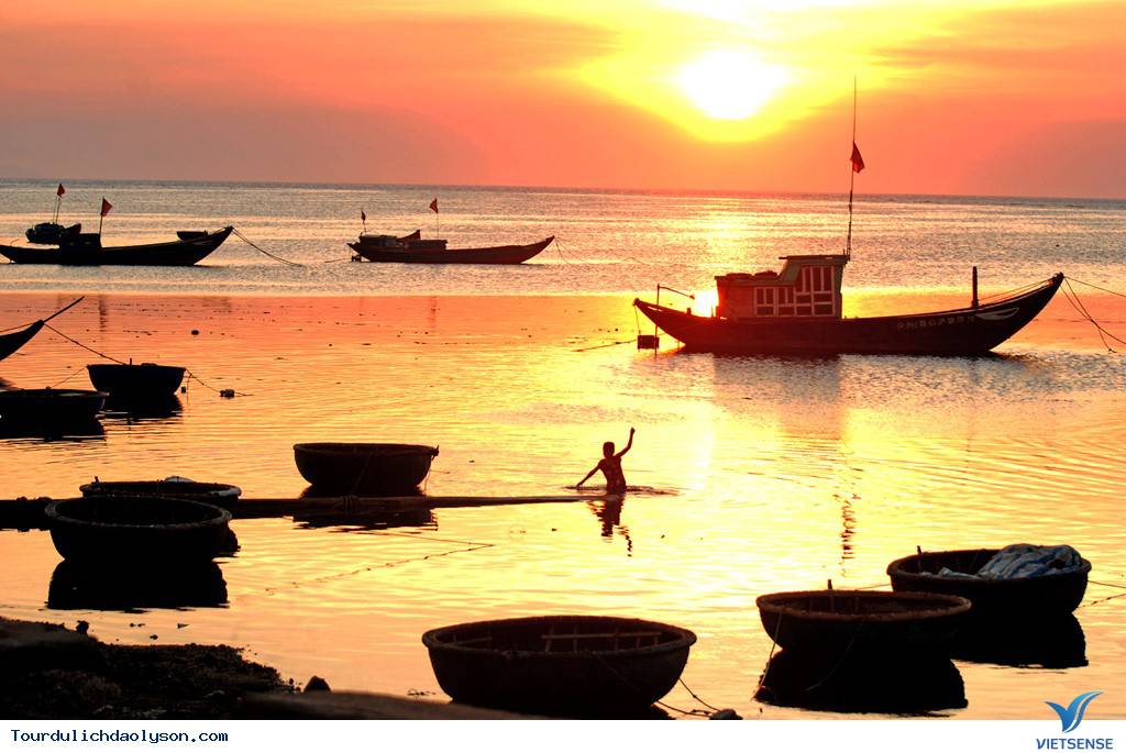 Thuyền thúng của ngư dân Lý Sơn vây bắt cá bên thềm biển đảo - Ảnh 4 Thuyền thúng của ngư dân Lý Sơn vây bắt cá bên thềm biển đảo - Ảnh 4