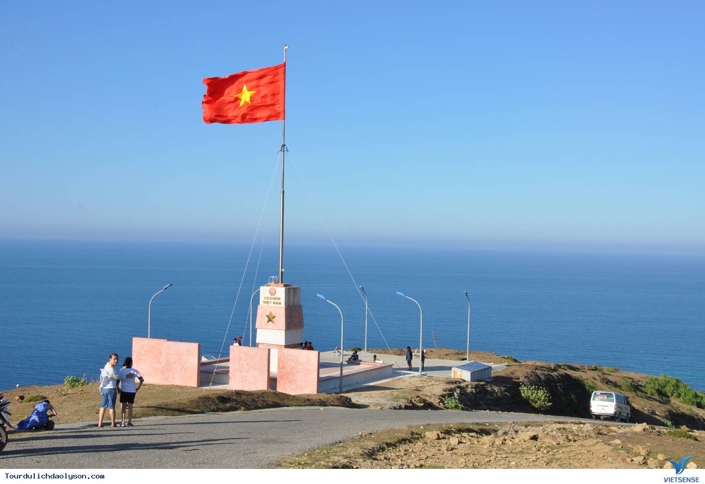 Cột cờ Tổ quốc trên đỉnh Thới Lới